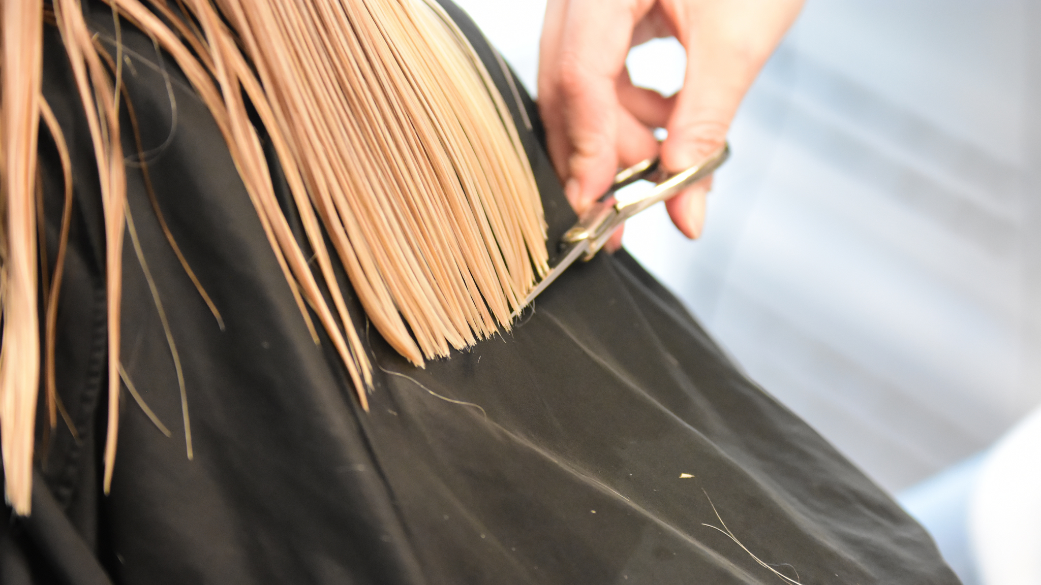 Couper les pointes fourchues : un geste essentiel pour des cheveux sains, mais pas pour accélérer la pousse !